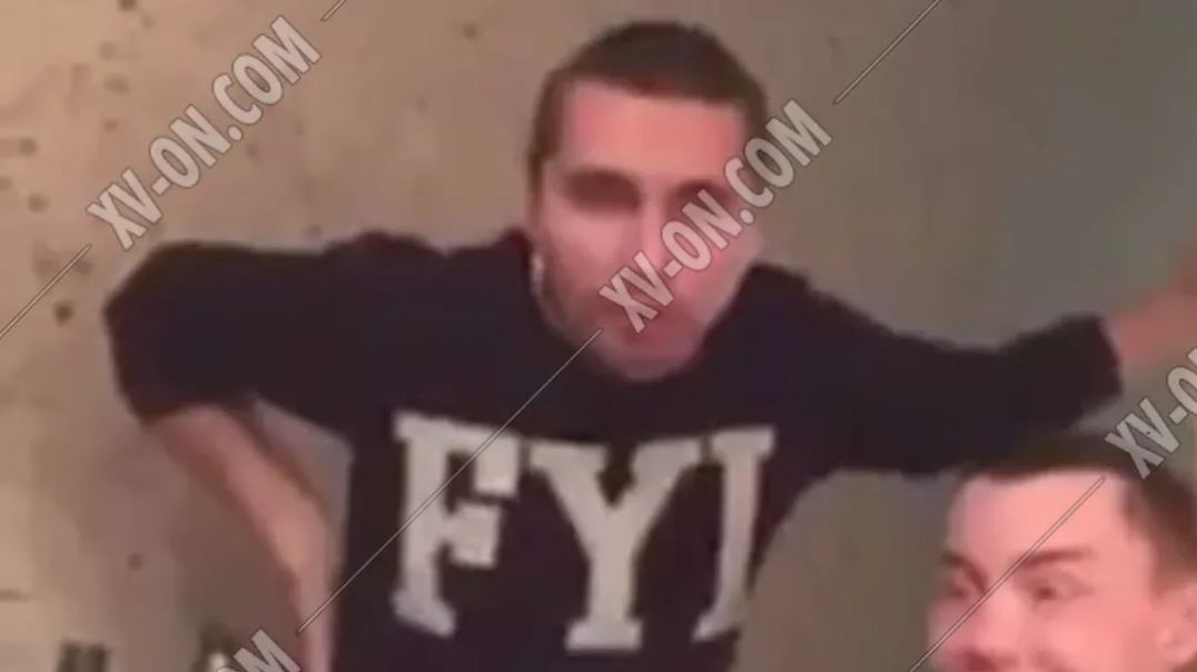 Трое парней вписали пухлую бухую подругу с большими сиськами под синькой снимая все на камеру